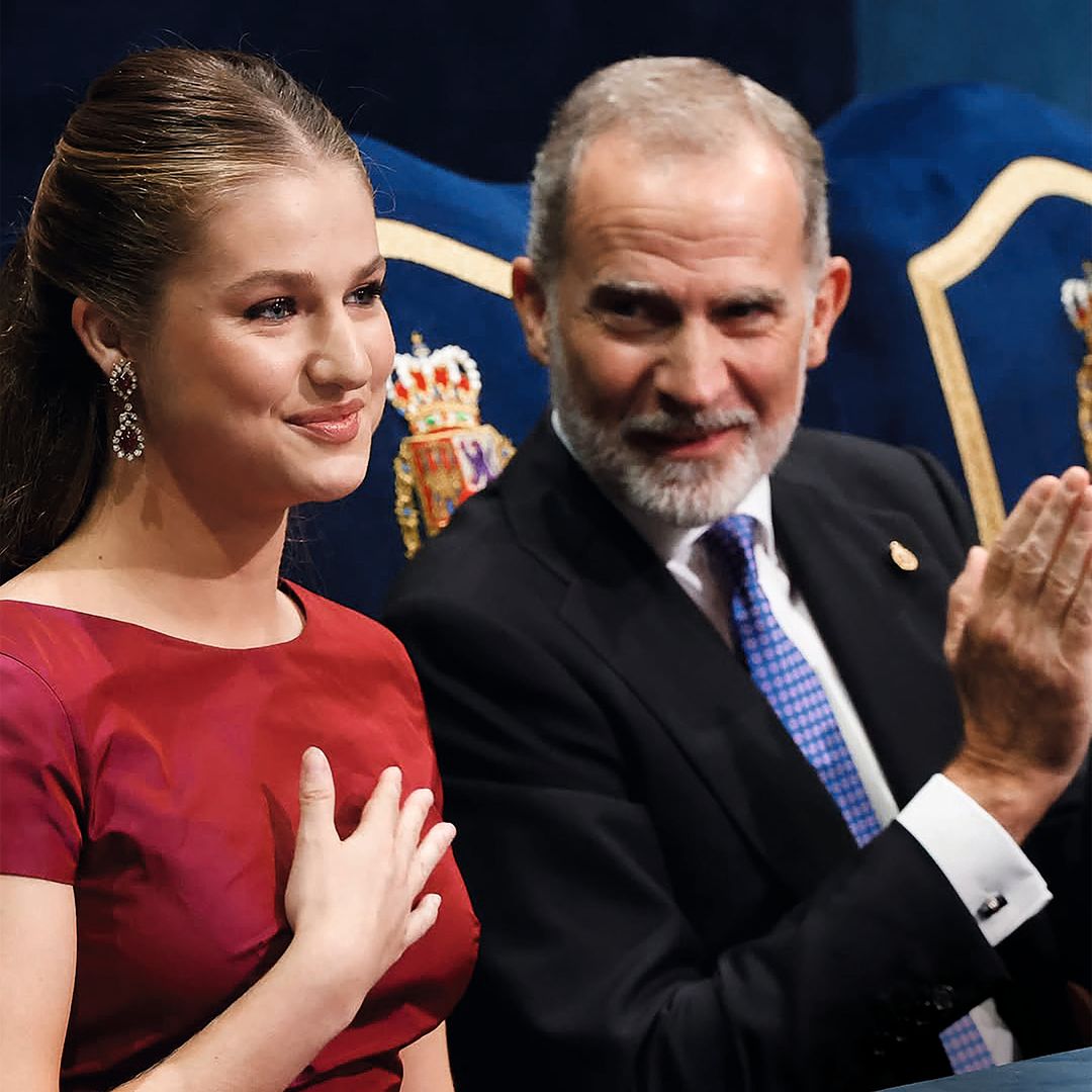 La imagen entrañable de Felipe VI mirando con orgullo a su primogénita. En la misma imagen, se aprecian las joyas especiales que escogió la princesa Leonor para la ocasión: unos magníficos pendientes de rubíes cabujón, rodeados de diamantes, que pertenecen a doña Sofía