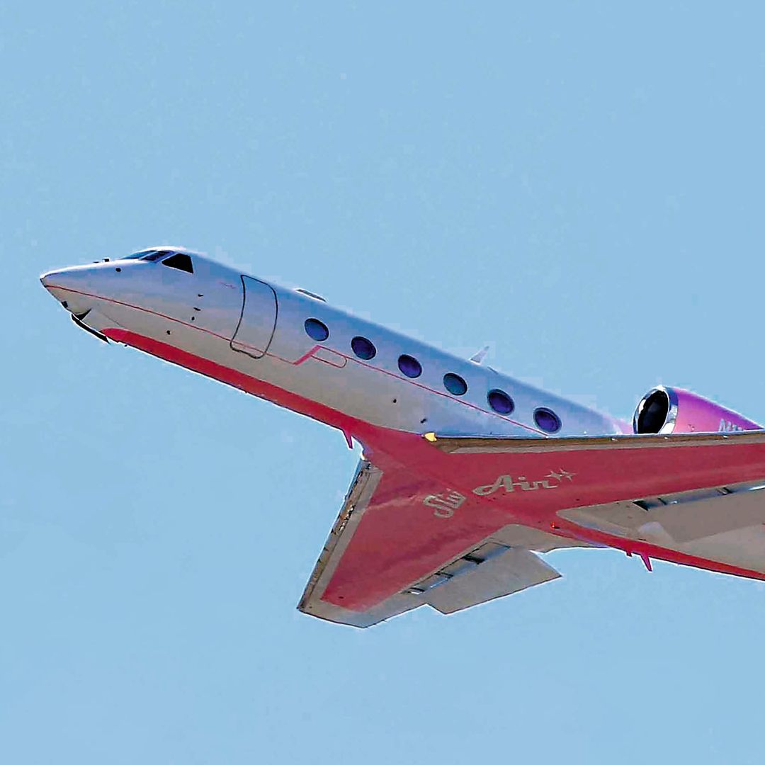 Paris Hilton conquista los cielos en su "jet" rosa de más de 20 millones de euros