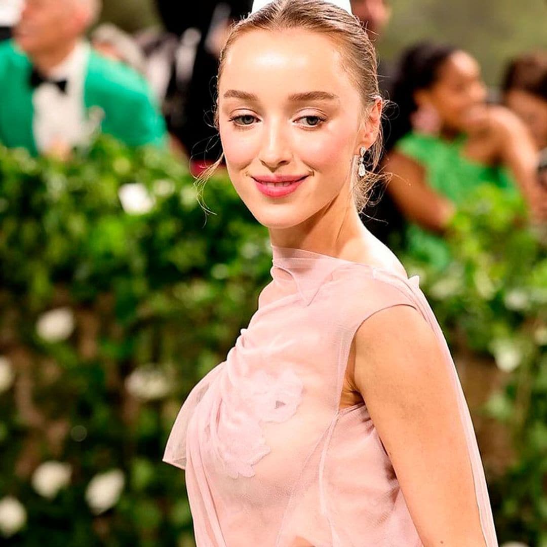Un vestido de 300 flores para Phoebe Dynevor: el diseño con el que Victoria Beckham se ha colado en la MET Gala