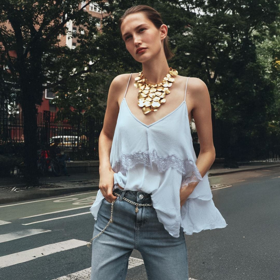 Palabra de experta: estos 6 tops lenceros de Zara resuelven con elegancia un look navideño con vaqueros