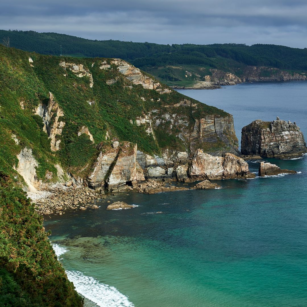 Playas y acantilados junto a O Fuciño do Porco, uno de los miradores más espectaculares de la costa gallega, en Lugo