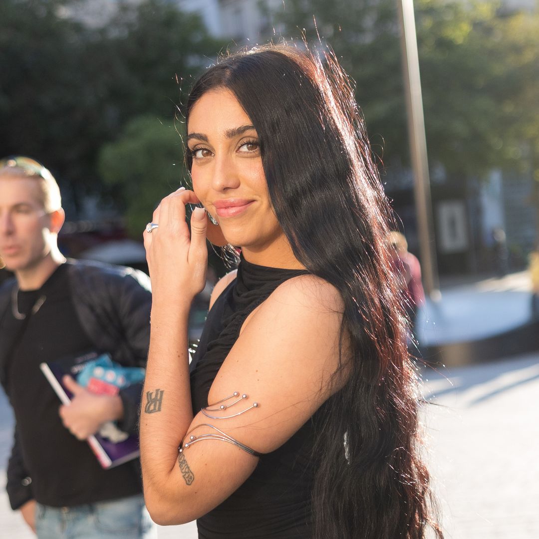 Lourdes León se destaca con cabellera XXL y vestido negro durante una cena en París