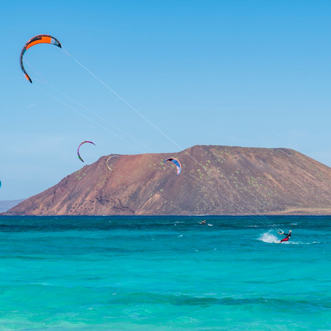 Kitesurfers en la playa de Corralejo, Fuerteventura,