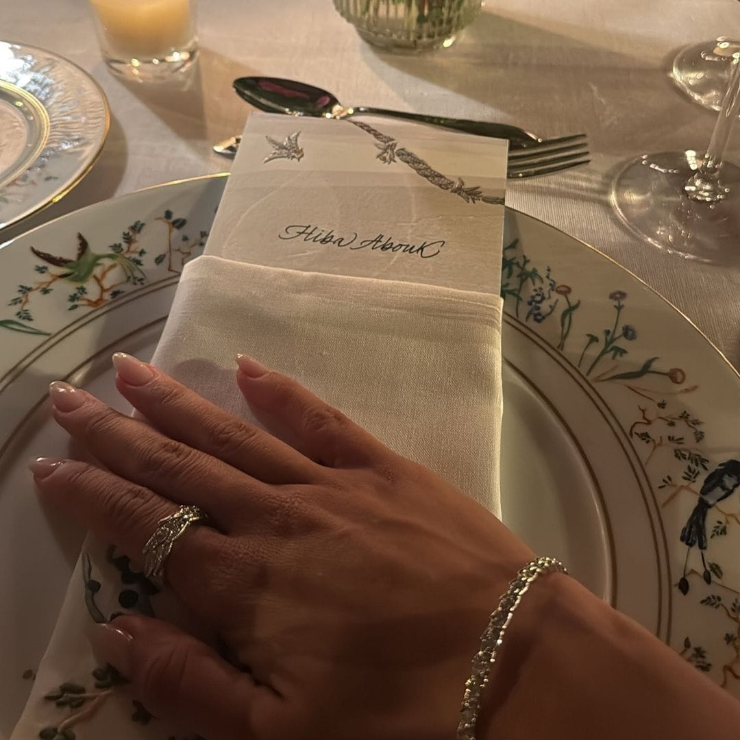 Hiba Abouk con su manicura soap nails en una cena de Tiffany&Co.