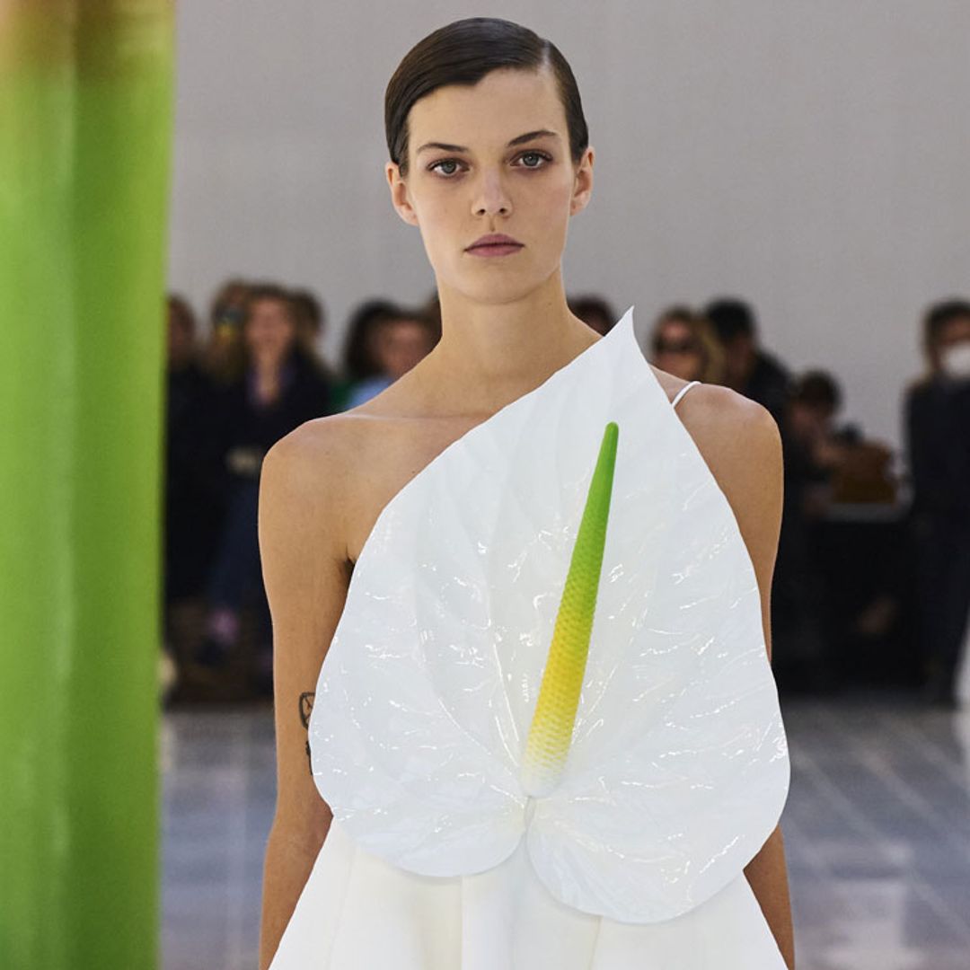 Loewe se aferra al surrealismo con flores extragrandes y prendas pixeladas