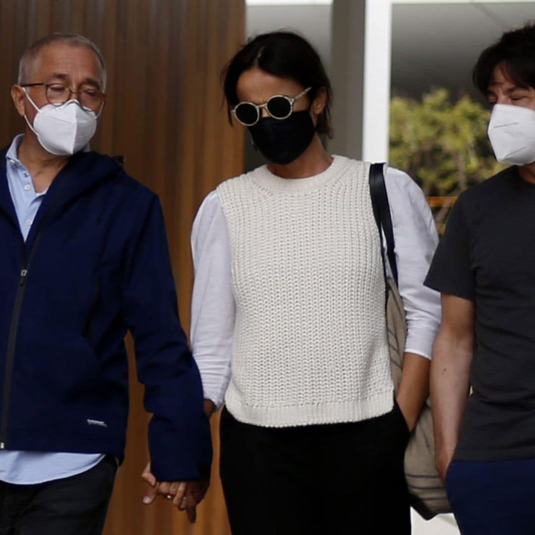 Cabizbajo y arropado por sus seres queridos: Javier Sardá acude al tanatorio de su hermana