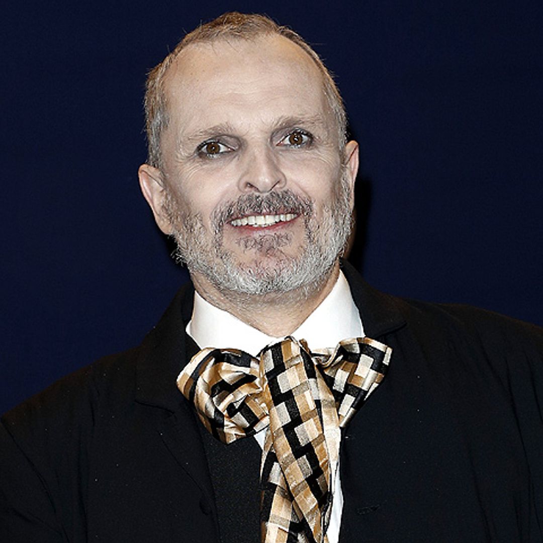 Rodeado de amigos, Miguel Bosé disfruta del Gran Premio de México