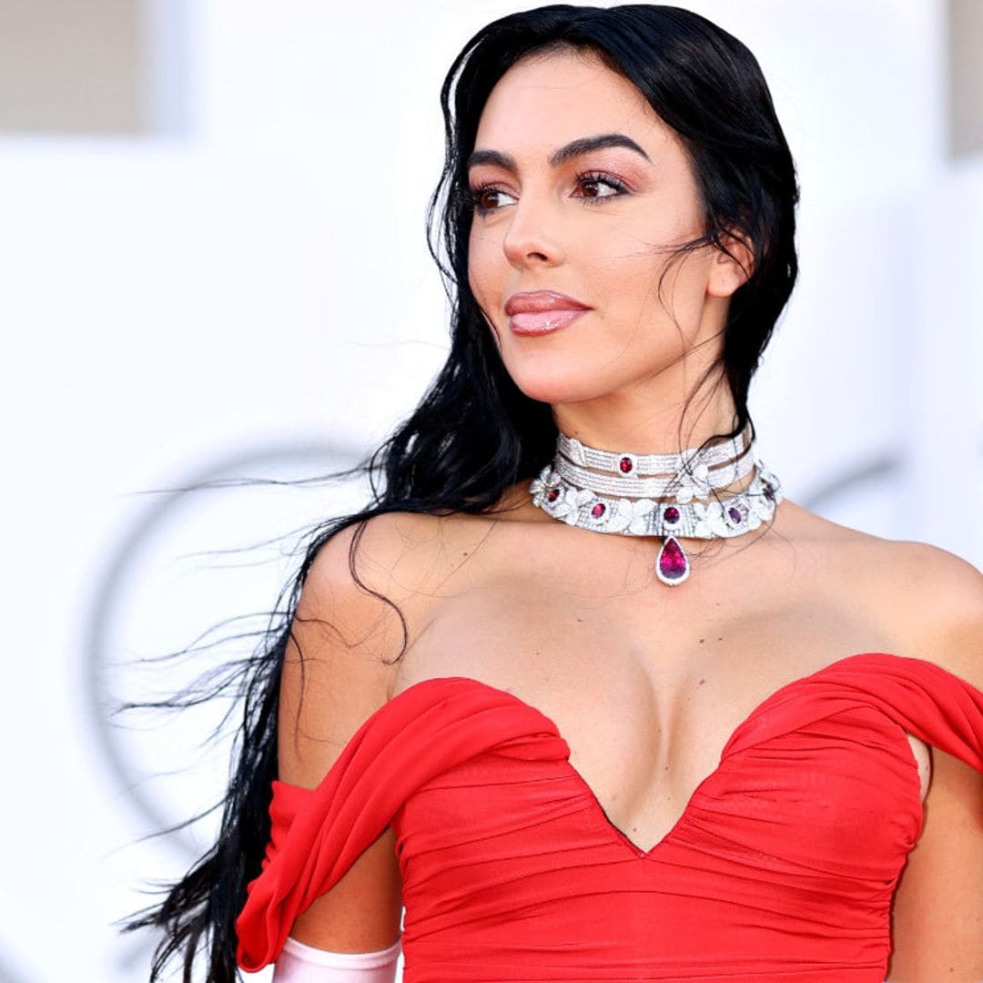 Del 'wet look' de Georgina al truco de los dos mechones: la belleza en el Festival de Venecia