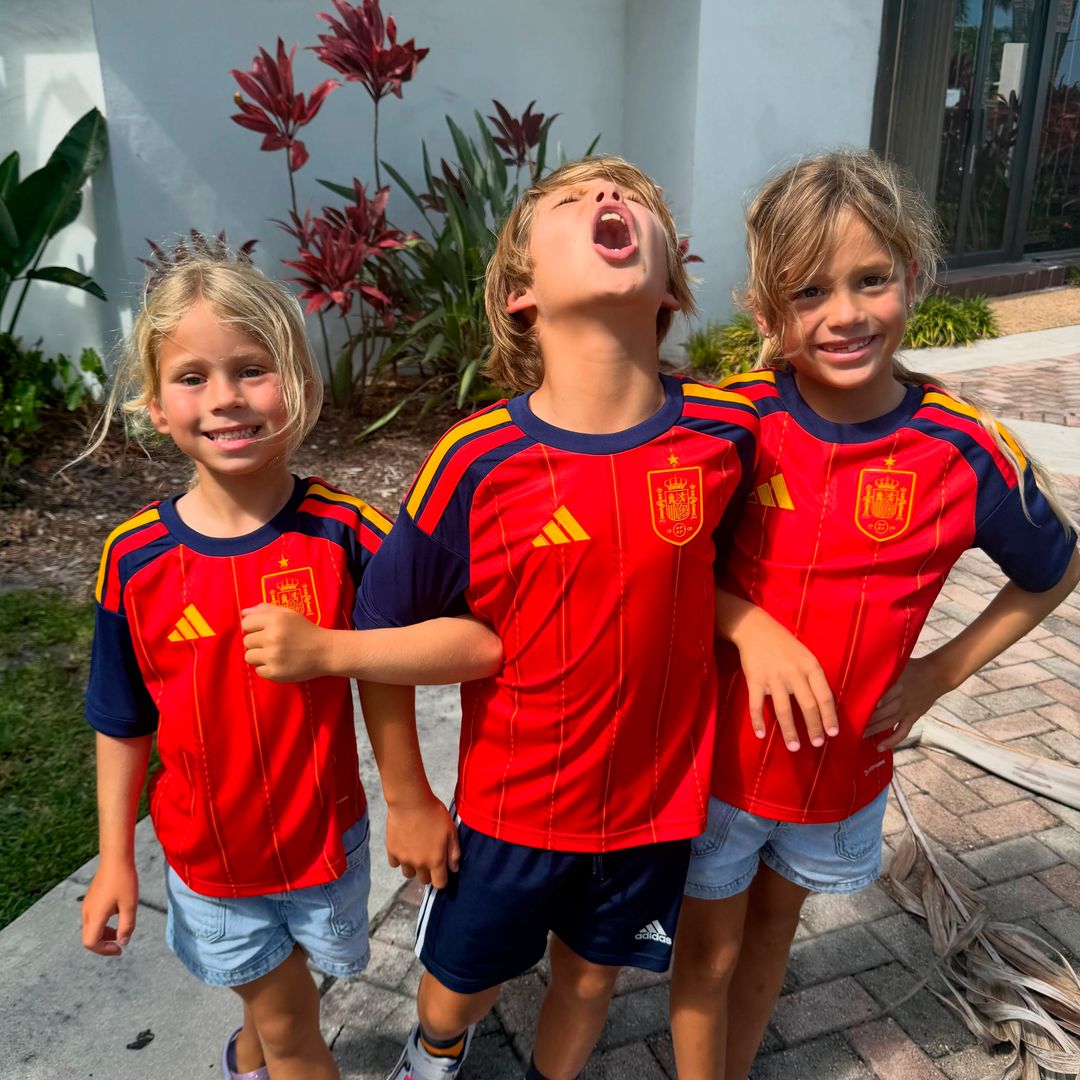 El espontáneo grito de "¡gol!" de Nicholas, el hijo de Enrique Iglesias, al celebrar la victoria de España junto a sus hermanas Lucy y Mary
