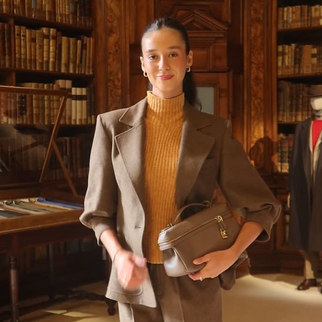 Victoria Federica, más sofisticada y discreta que nunca en Milán: traje de cashmere y cuello alto de seda para adelantar el frío