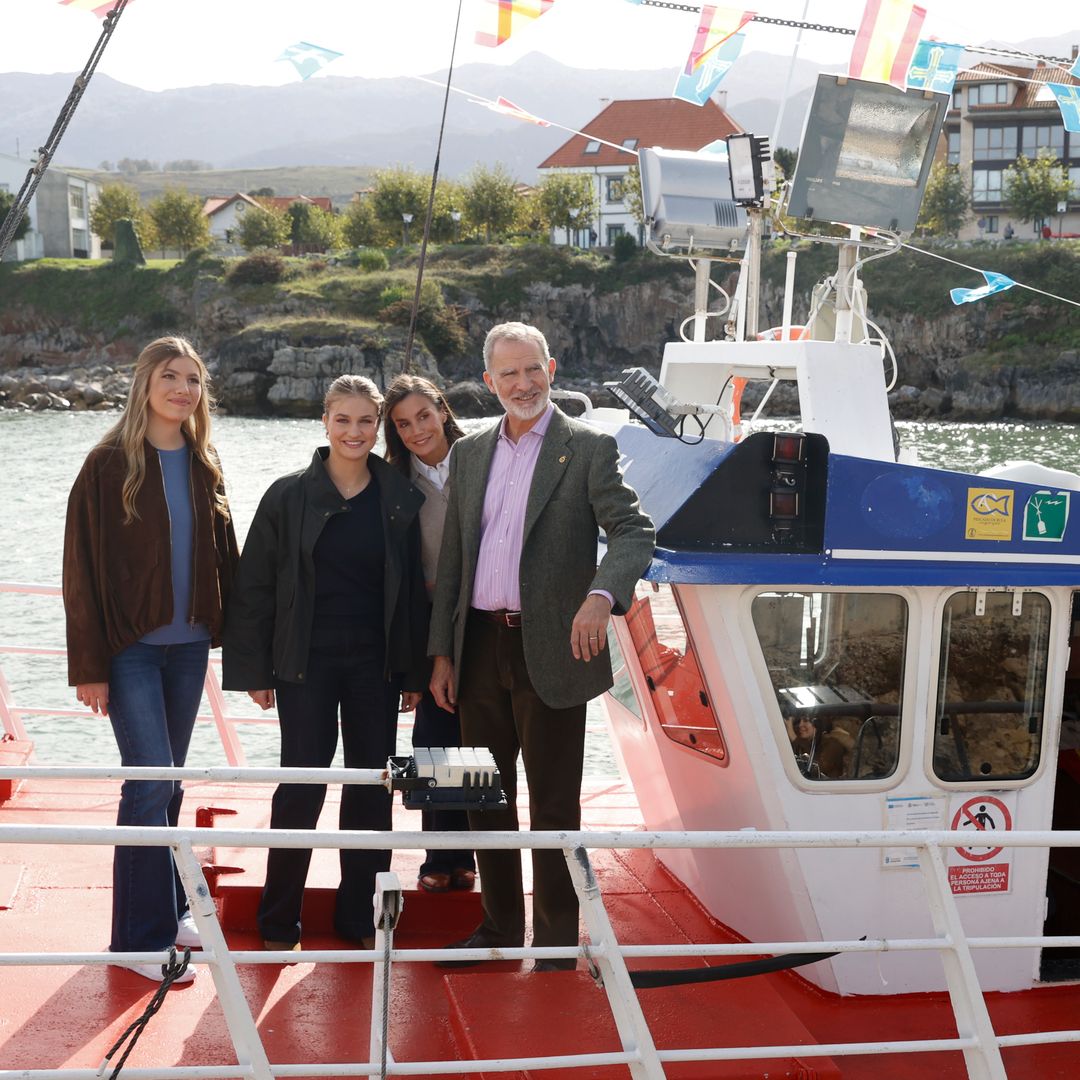El inoportuno y aparatoso resbalón de la reina Letizia subida al barco del Pueblo Ejemplar 2026 que ha acabado con ella en el suelo