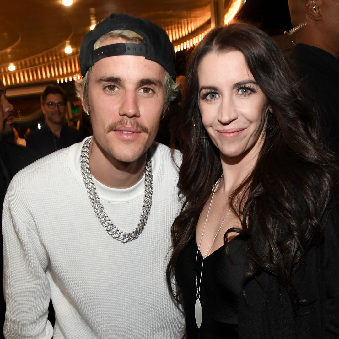 Justin Bieber celebra el cumpleaños 50 de su mamá, ajeno a la polémica que lo rodea