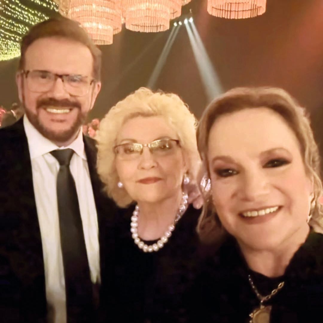 Lucía junto a su hermano, Joaquín (con el que forma el conocido dúo musical Pimpinela), y María Nieves Álvarez Machín de Azorey, que es prima hermana de María Engracia Cuervo Álvarez, madre de los hermanos Galán