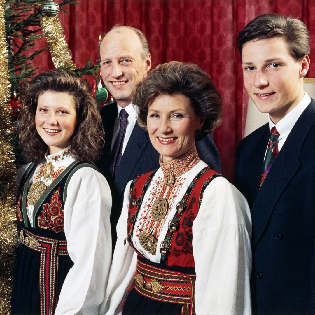 Esta fue la última Navidad que Harald y Sonia celebraron como herederos, ya que en cuestión de días falleció el rey Olav y ellos subieron al trono. Este posado se hizo en la finca de Skaugum en Asker, la residencia oficial de los herederos y donde ahora viven Haakon y Mette-Marit de Noruega