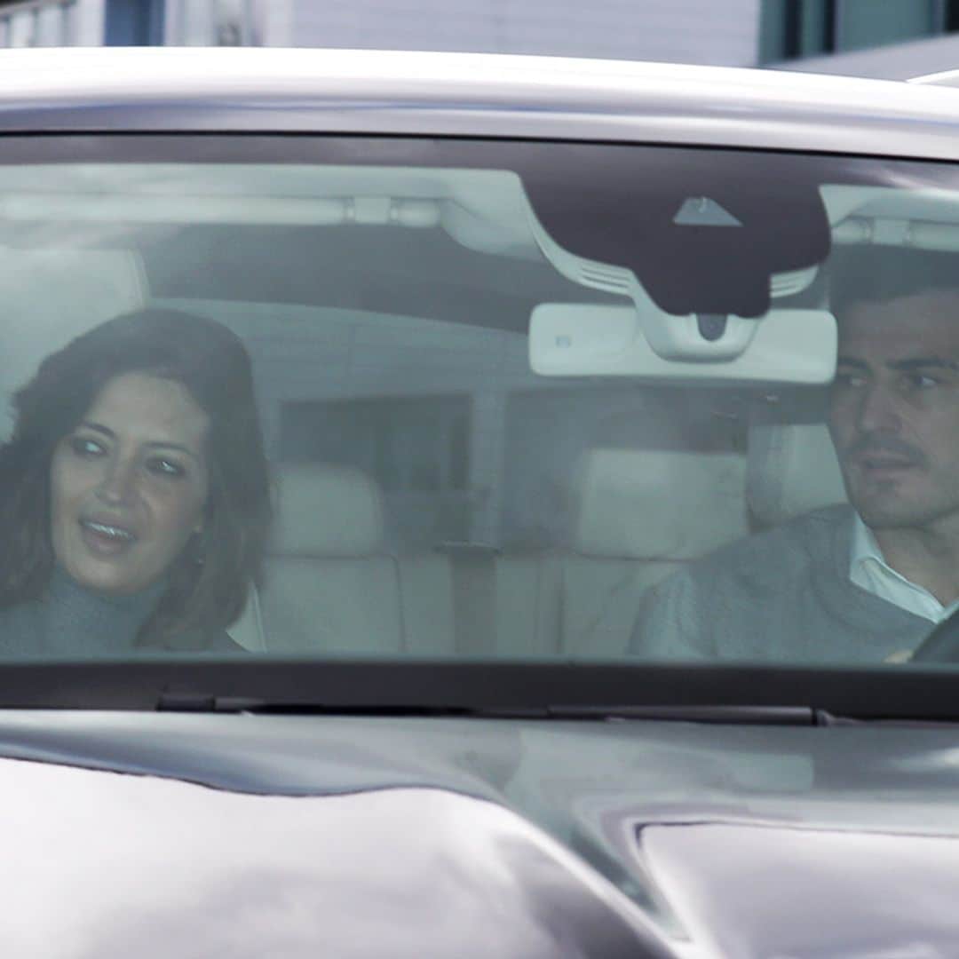 Sara Carbonero, acompañada de Iker Casillas, abandona el hospital tras recibir el alta