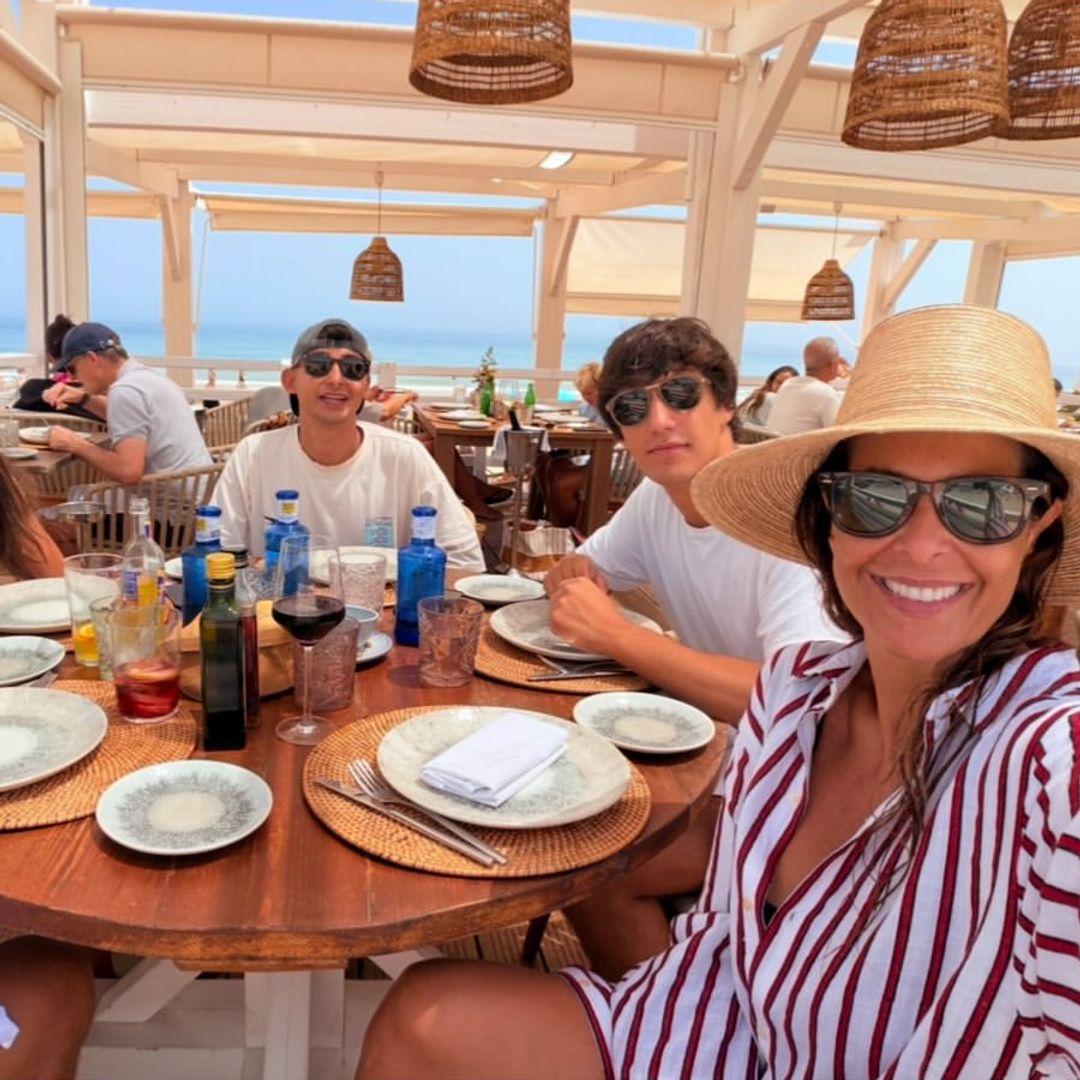 Nuria Roca pone fin a su verano familiar en su sitio favorito de Cádiz: "Si tuviera que elegir unos días, elegiría este lugar"