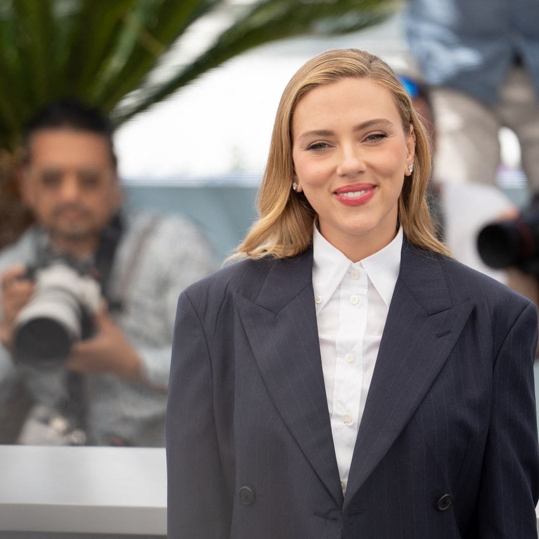 Así es como Scarlett Johansson propone llevar el 'power suit' en verano
