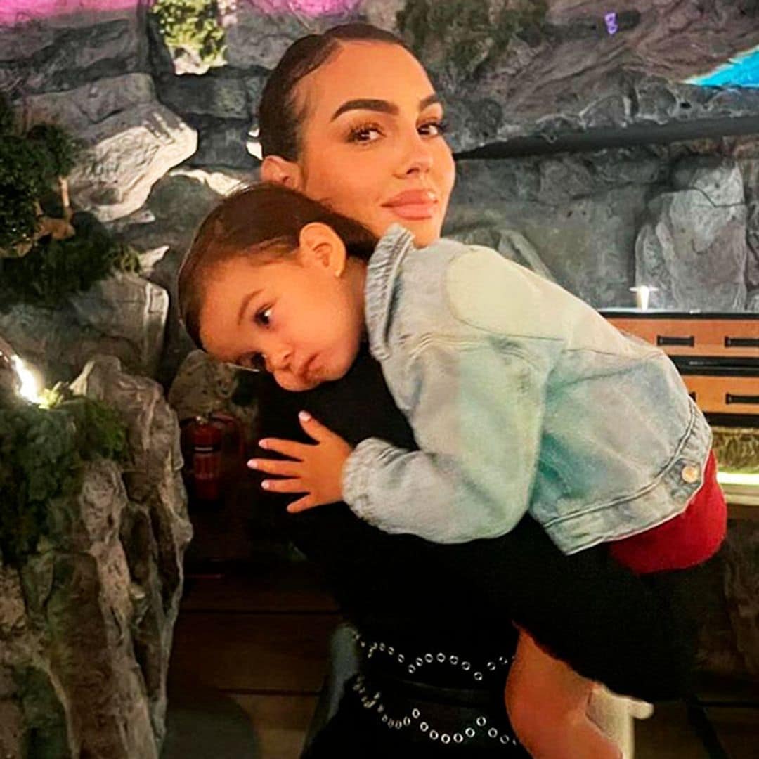 Así ha sido la emotiva visita de Georgina y cuatro de sus niños al santuario de la Virgen de Fátima