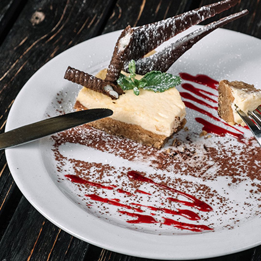 No te compliques con el postre: esta es la tarta de queso más sencilla (y exquisita)