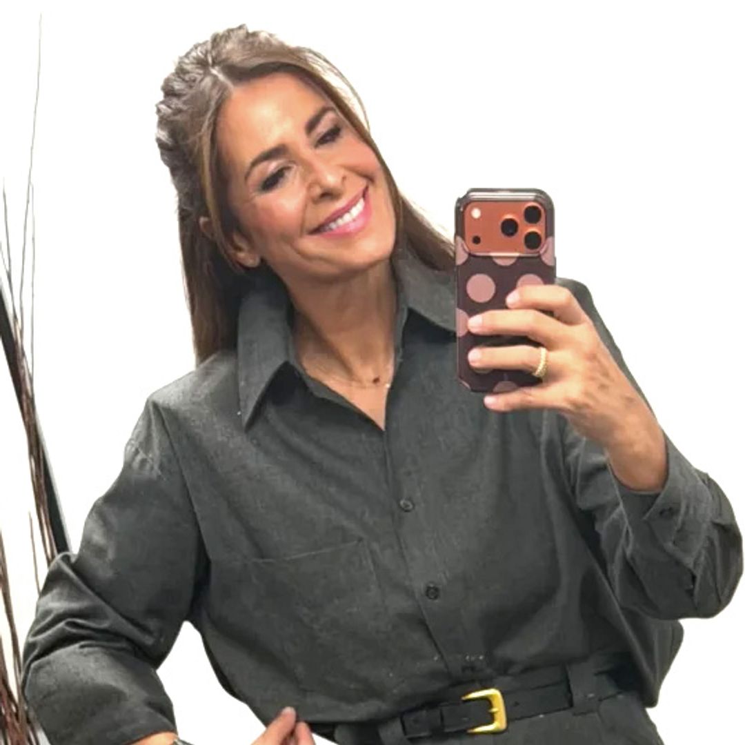 Nuria Roca se transforma en una elegante ejecutiva de Nueva York con el traje gris marengo que mejor sienta a los 50