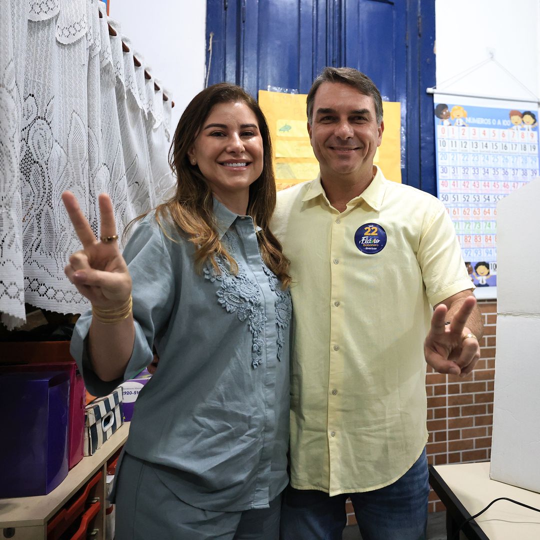 Quién es Fernanda, la esposa de Flávio Bolsonaro tras su marcha de Brasil: odontóloga, madre de sus dos hijas y 16 años de matrimonio