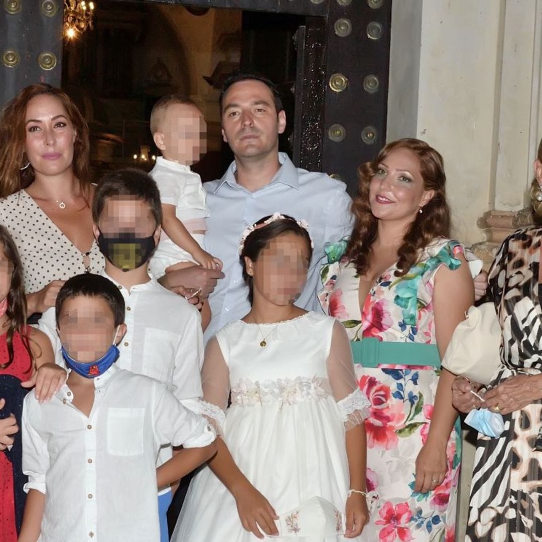 Rosa Benito, volcada con sus hijos y sus nietos en una comunión familiar con una notable ausencia