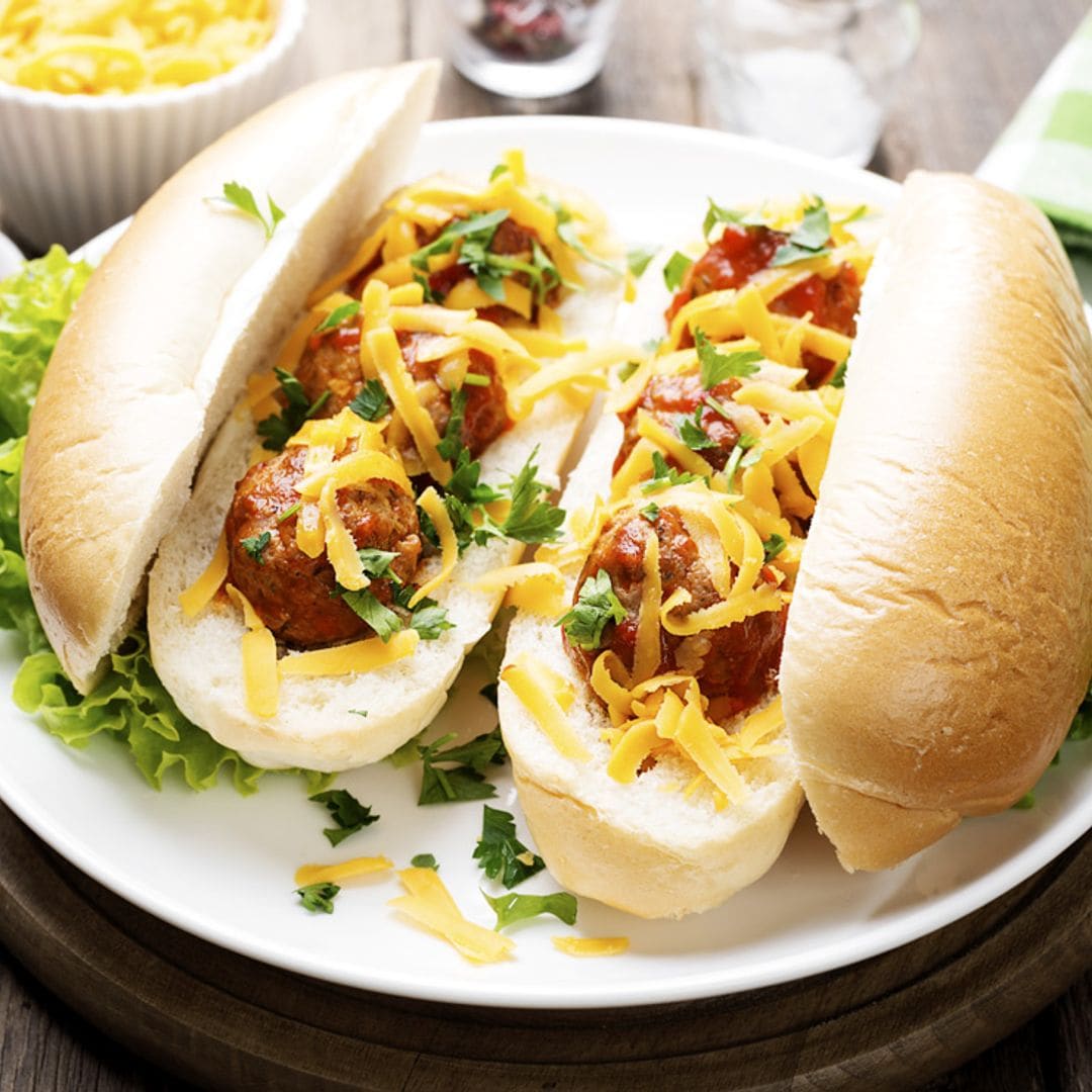 ¡Príngate las manos y disfruta con estos bocadillos de albóndigas!