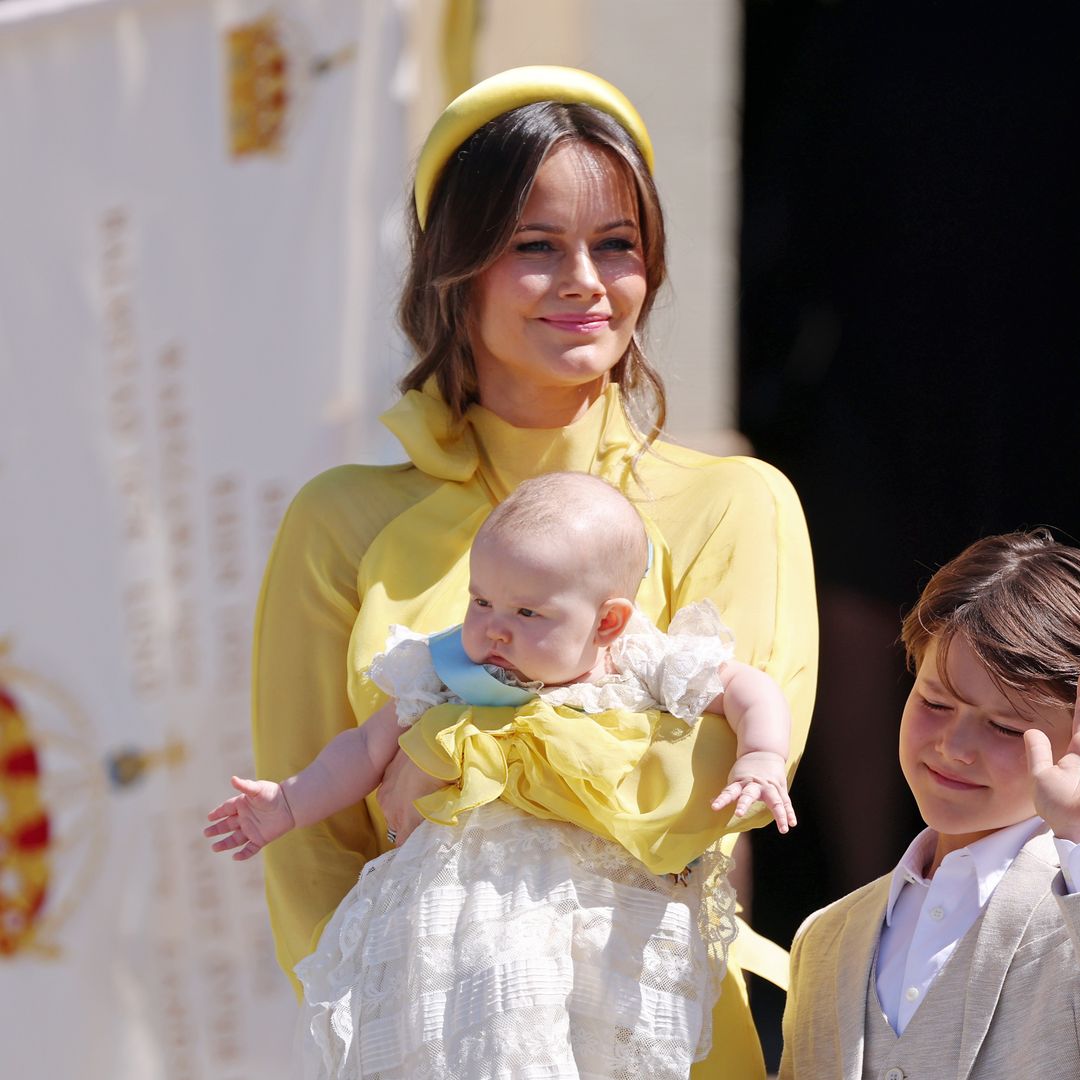Sofia de Suecia desafía la mala suerte vestida de amarillo en el bautizo de su hija, Ines