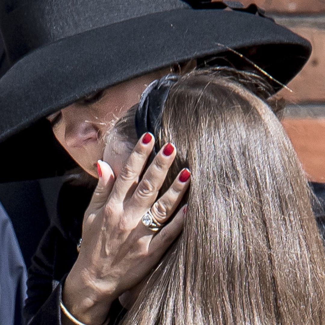 Mary de Dinamarca consuela a su hija en el funeral de los hijos del dueño de ASOS