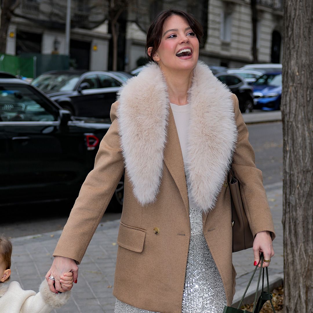 Isabelle Junotllegando a la comida de Navidad en casa de Manolo Falcó, con look de jersey básico y falda de lentejuelas