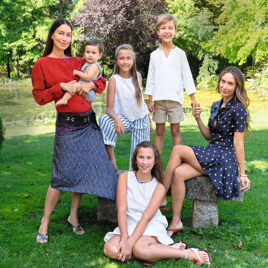 Las hermanas Villarreal, junto a sus hijos. Melissa con Marco, de un año, en brazos, y Grace con sus tres hijos, Allegra y Luca y Violetta, la mayor, sobre el césped. "Violetta y Allegra se adoran como nosotras de pequeñas. Nos recuerdan muchísimo, una más tímida e introvertida y otra más espontánea y alocada", nos cuentan 