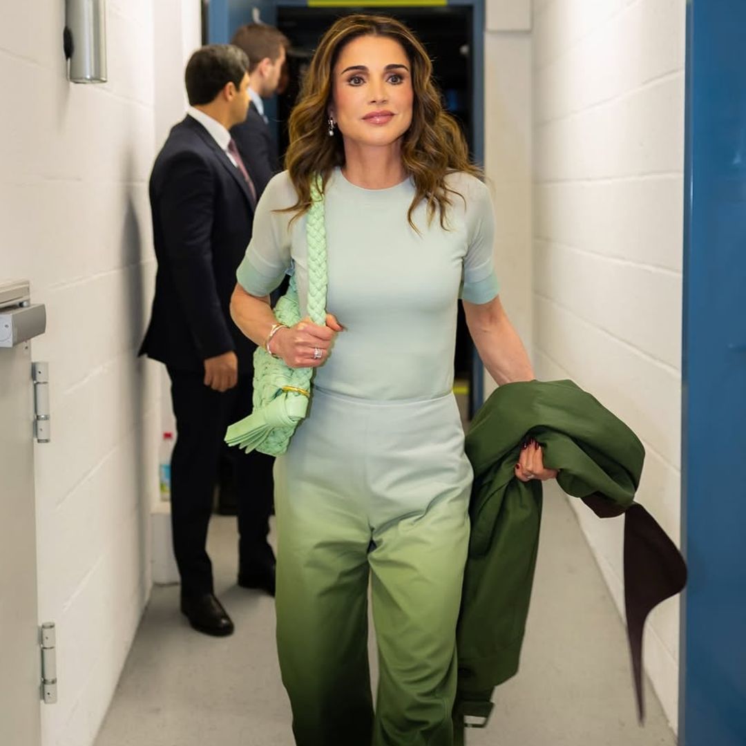 La reina Rania de Jordania sorprende con su look más urbano (y tie-dye) en Múnich