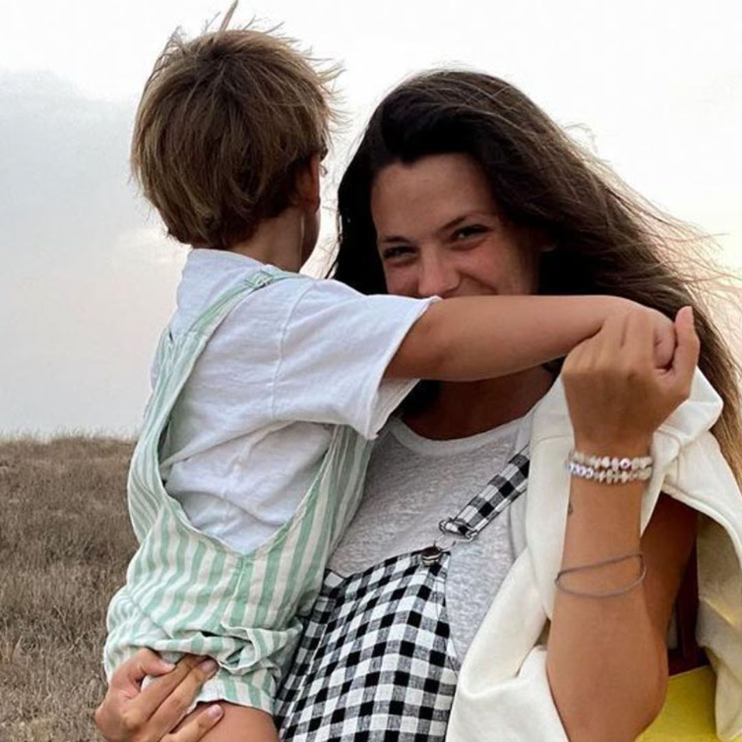 Matías, hijo de Laura M. Flores, ejerce encantado de hermano mayor paseando al pequeño Benjamín