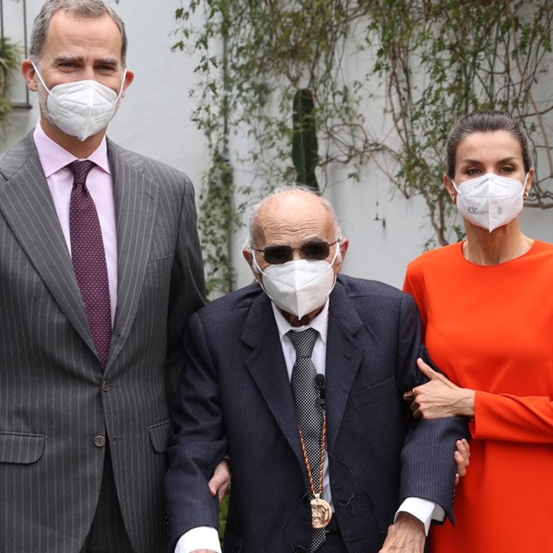 Los Reyes entregan el Cervantes entre naranjos y con doña Letizia vestida a juego