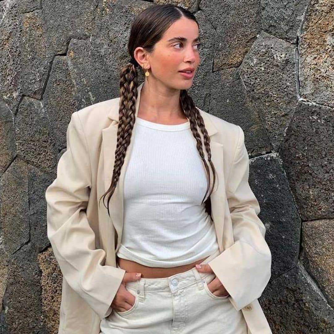 Coleta con trenzas, el peinado rápido para días de sol funciona en chicas de pelo liso y rizado
