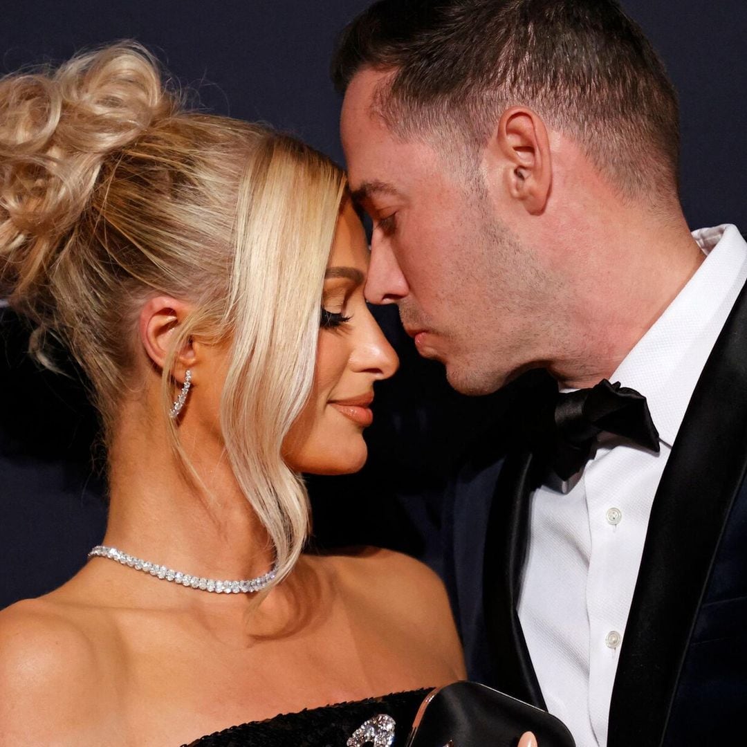 Con una tierna foto, Paris Hilton presenta a su bebé, Phoenix Barron
