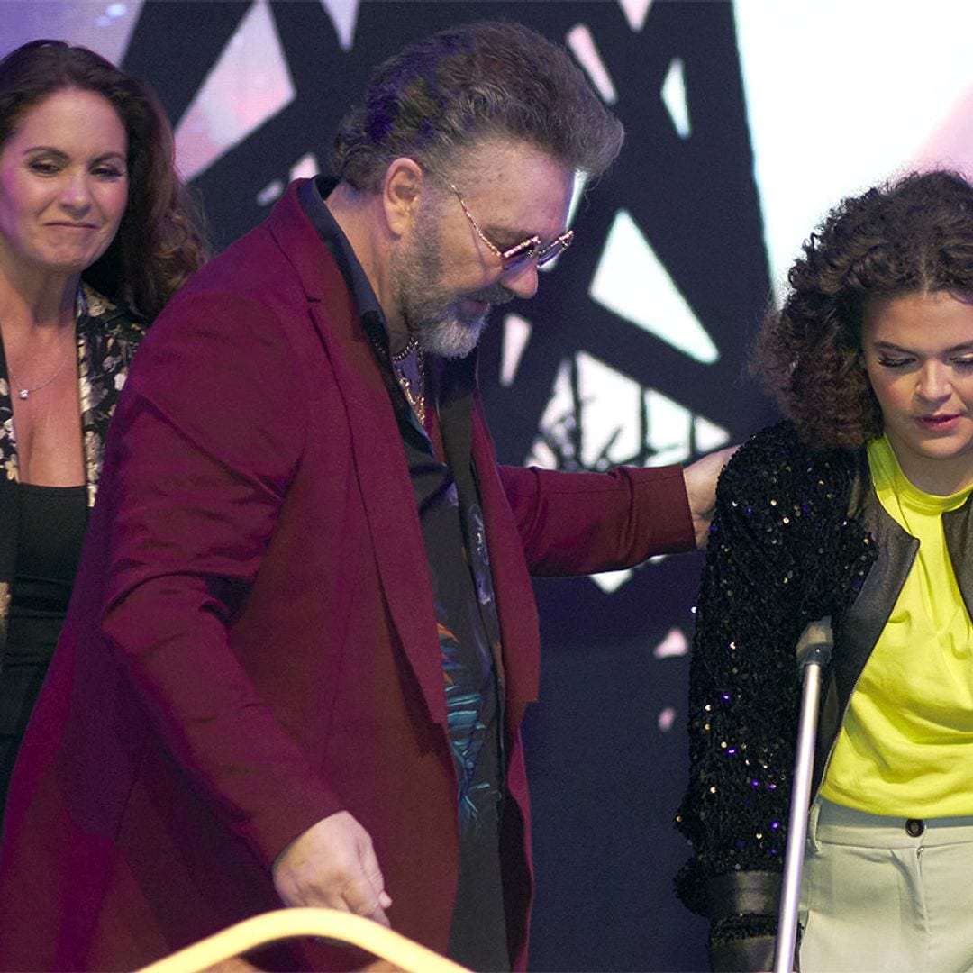 La actriz y cantante mexicana Lucero Mijares, de 18 años, muestra su recuperación tras actuar durante un mes con una escayola