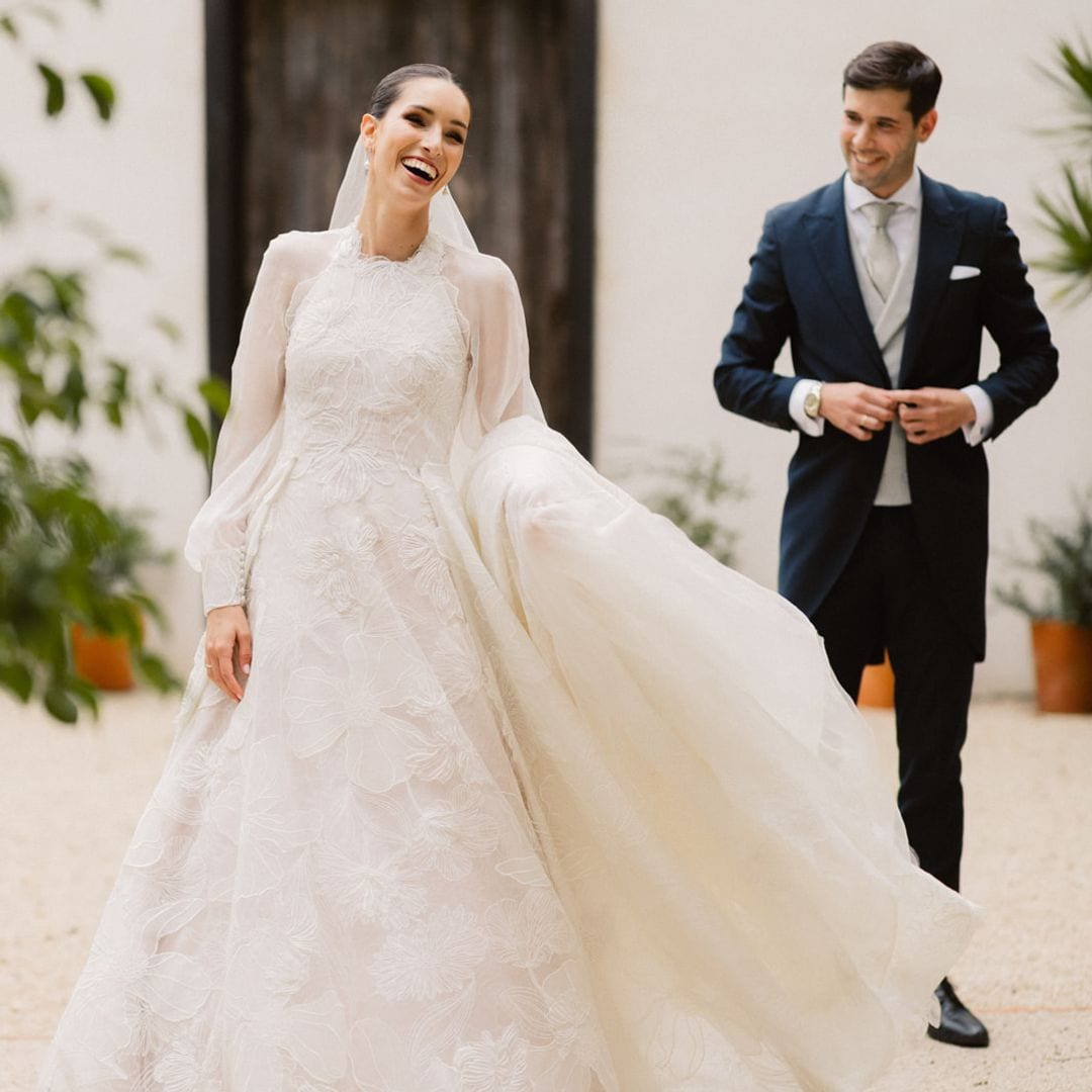 La boda en Murcia de Elena: un vestido de novia con bordados de alta costura y un ramo de ranúnculos