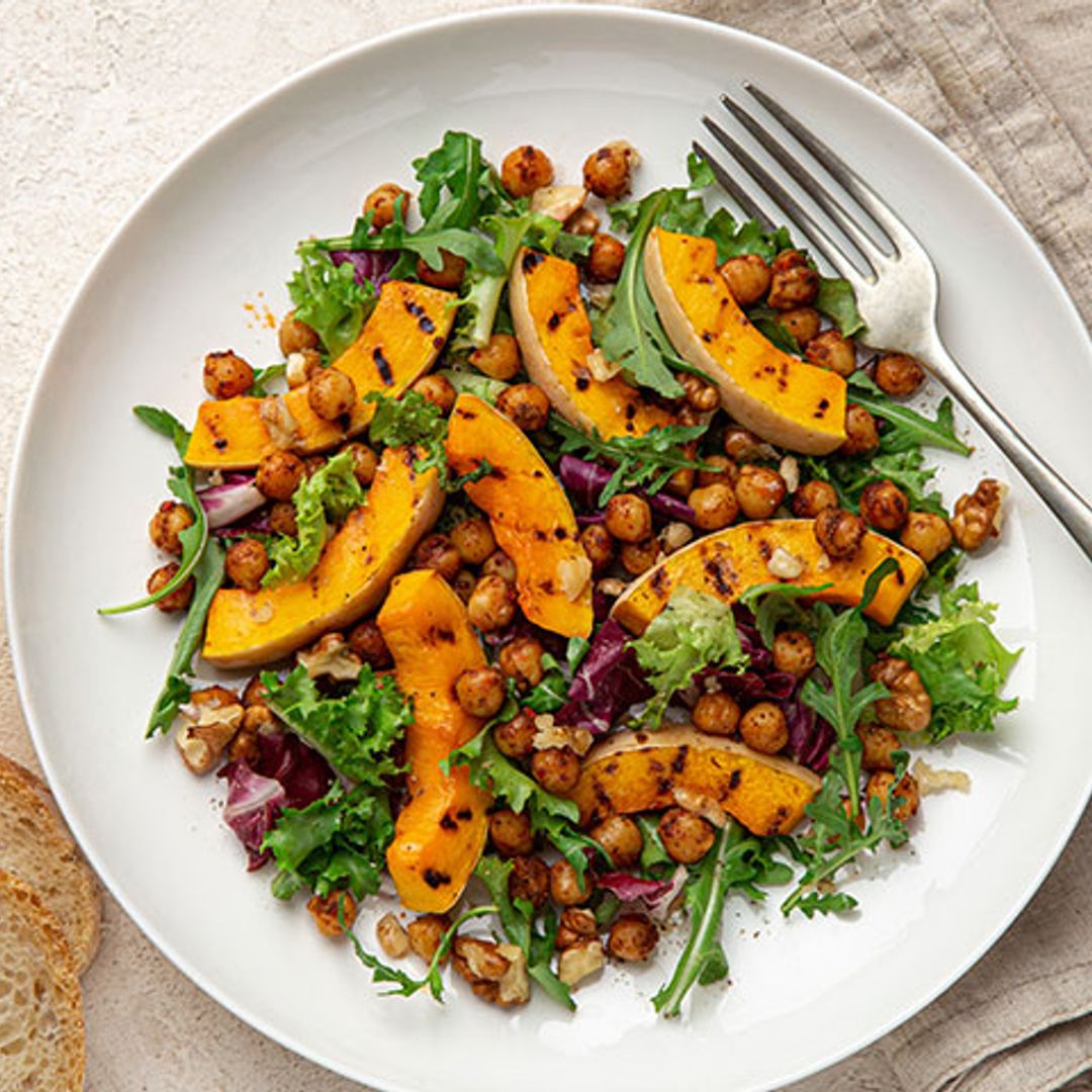 Ensalada de calabaza a la parrilla con garbanzos salteados