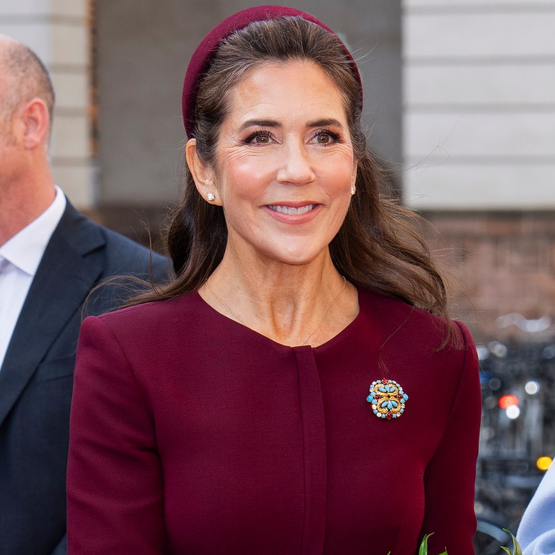 El elegante traje color burdeos de la reina Mary de Dinamarca guarda un sorprendente detalle de 1964