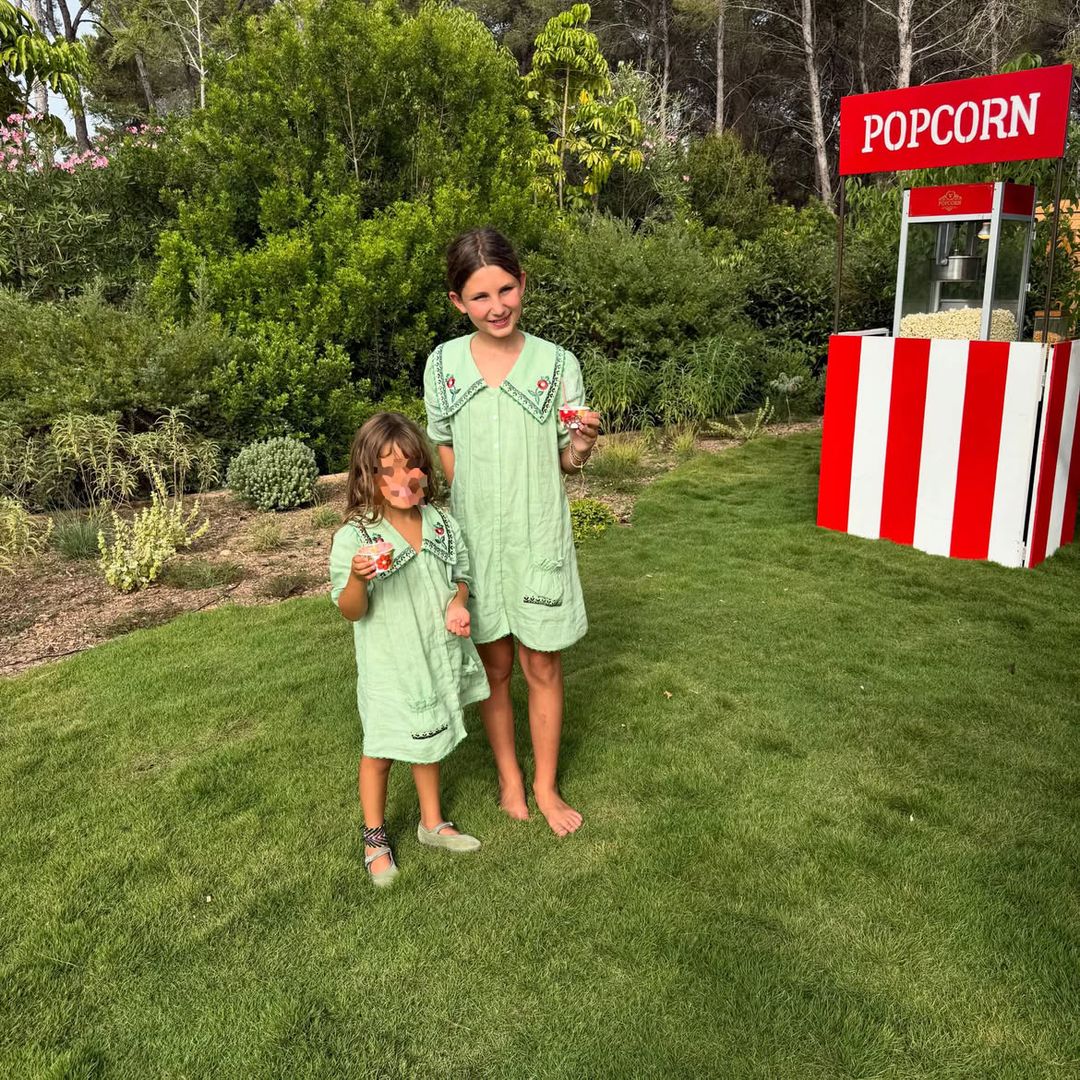 El planazo de India Casiraghi, heredera de dos imperios, en Ibiza: muchos amigos, palomitas y un unicornio