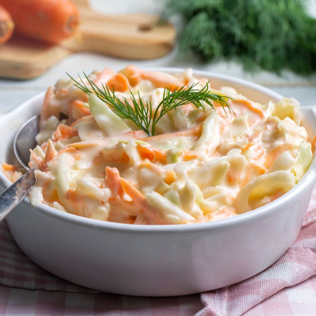 La ensalada americana que es perfecta para acompañar la carne: receta fresca, cremosa y muy crujiente