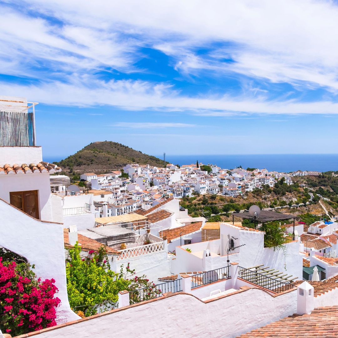 Este es el pueblo más bonito de la Costa del Sol en el que se rodó la serie 'Dos tumbas' que triunfa en medio mundo