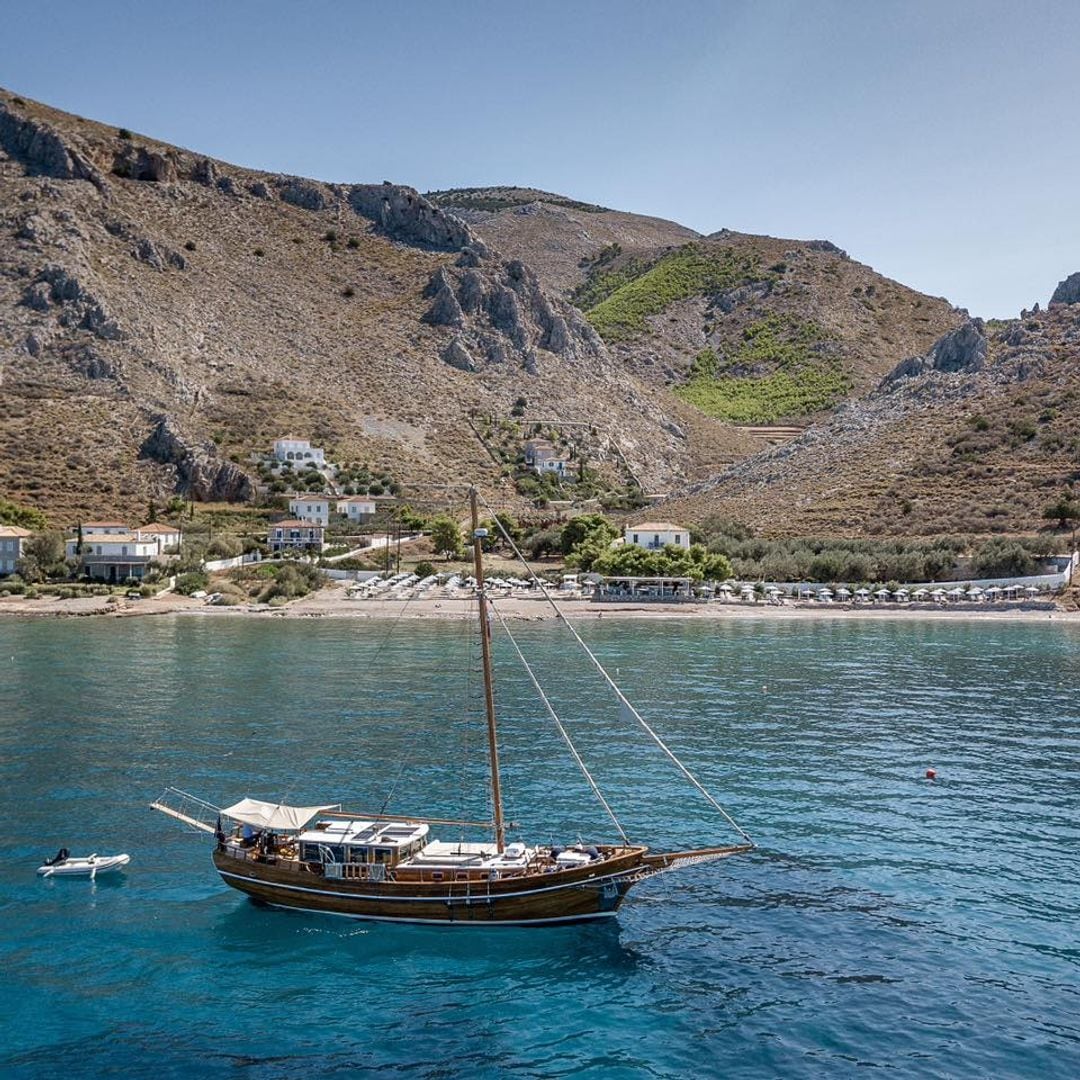 Panorámica de Plakes, donde se encuentra el lujoso Four Seasons Hydra Luxury Suites
