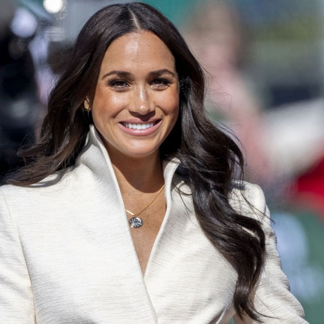 El maratón de estilo de Meghan Markle con impresionantes joyas y la influencia de Kate