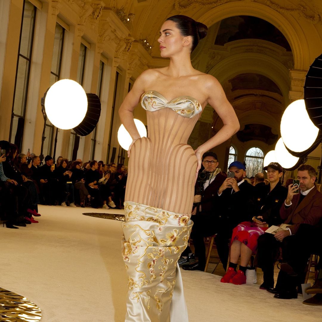 Kendall Jenner desfilando para Schiaparelli Alta Costura P/V 2025
