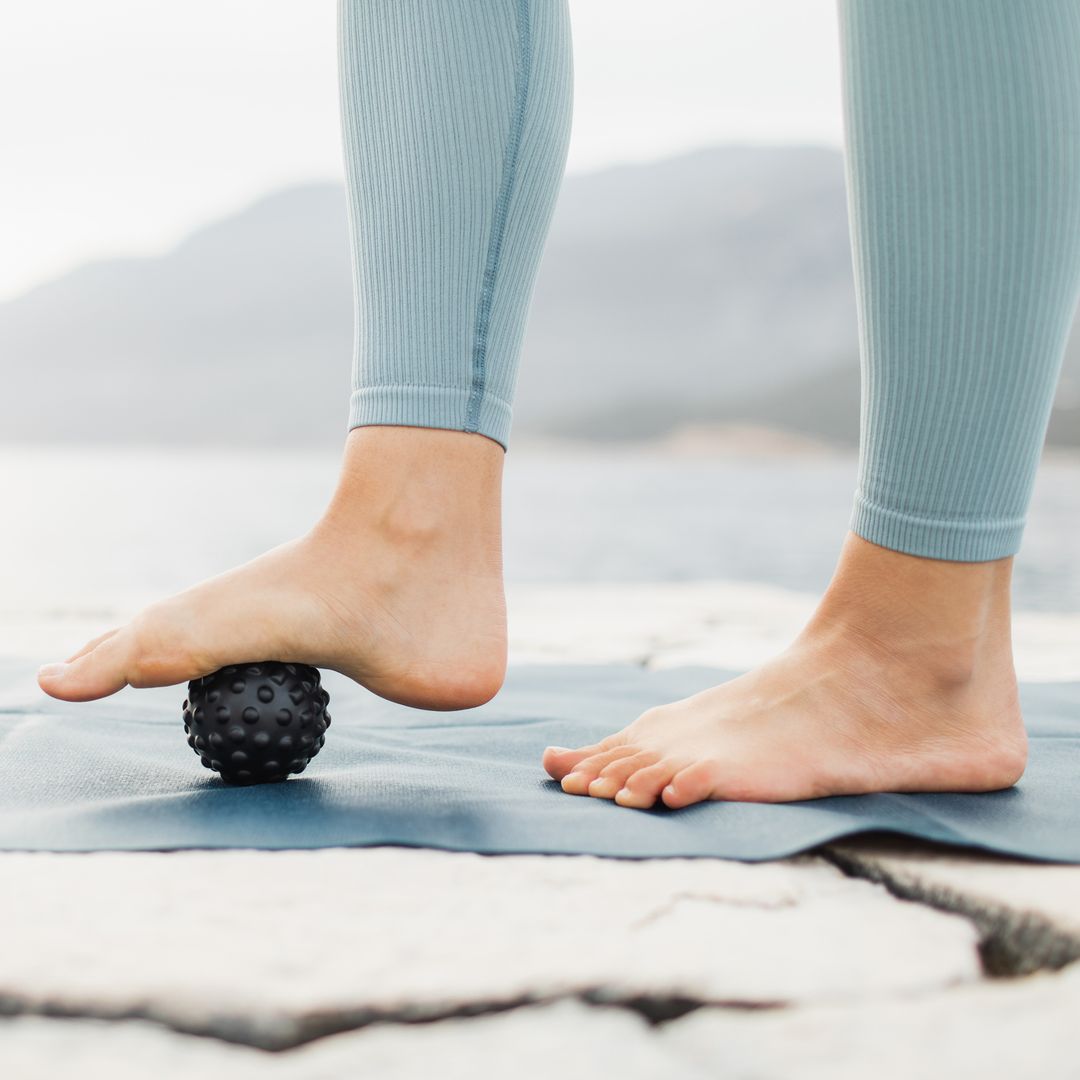 El masajeador de pies que te va a aliviar la sensación de cansancio y la fascia plantar durante tus vacaciones por menos de 5 euros