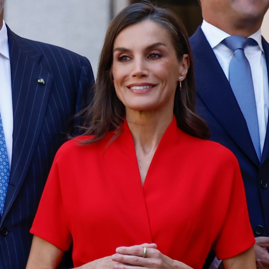 Vuelve el 'rojo Letizia': la Reina estrena en Toledo un vestido de escote oriental que proyecta seguridad y poder