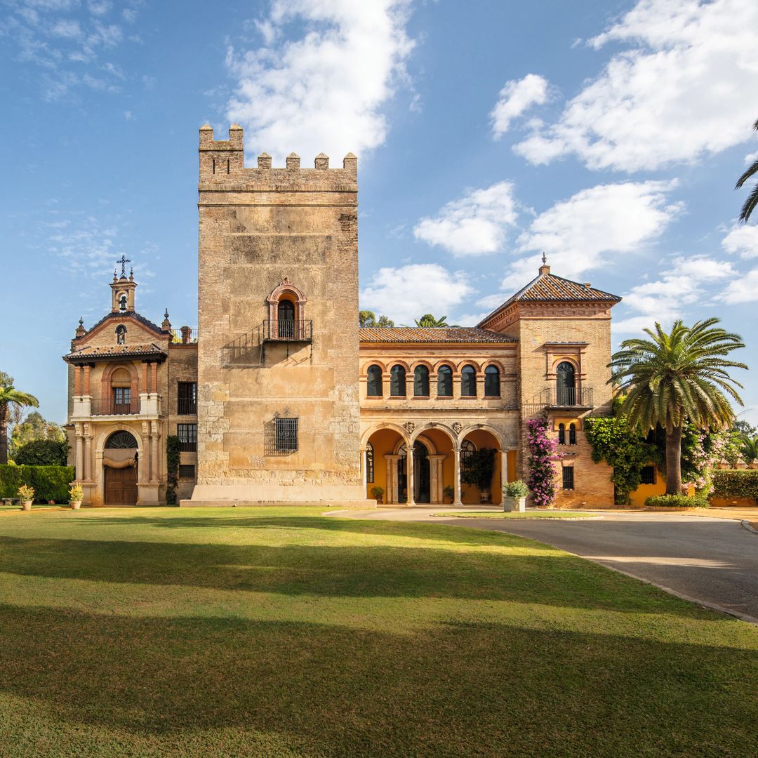 Vista de la fachada -con una entrada porticada- y de los espléndidos jardines de la propiedad.