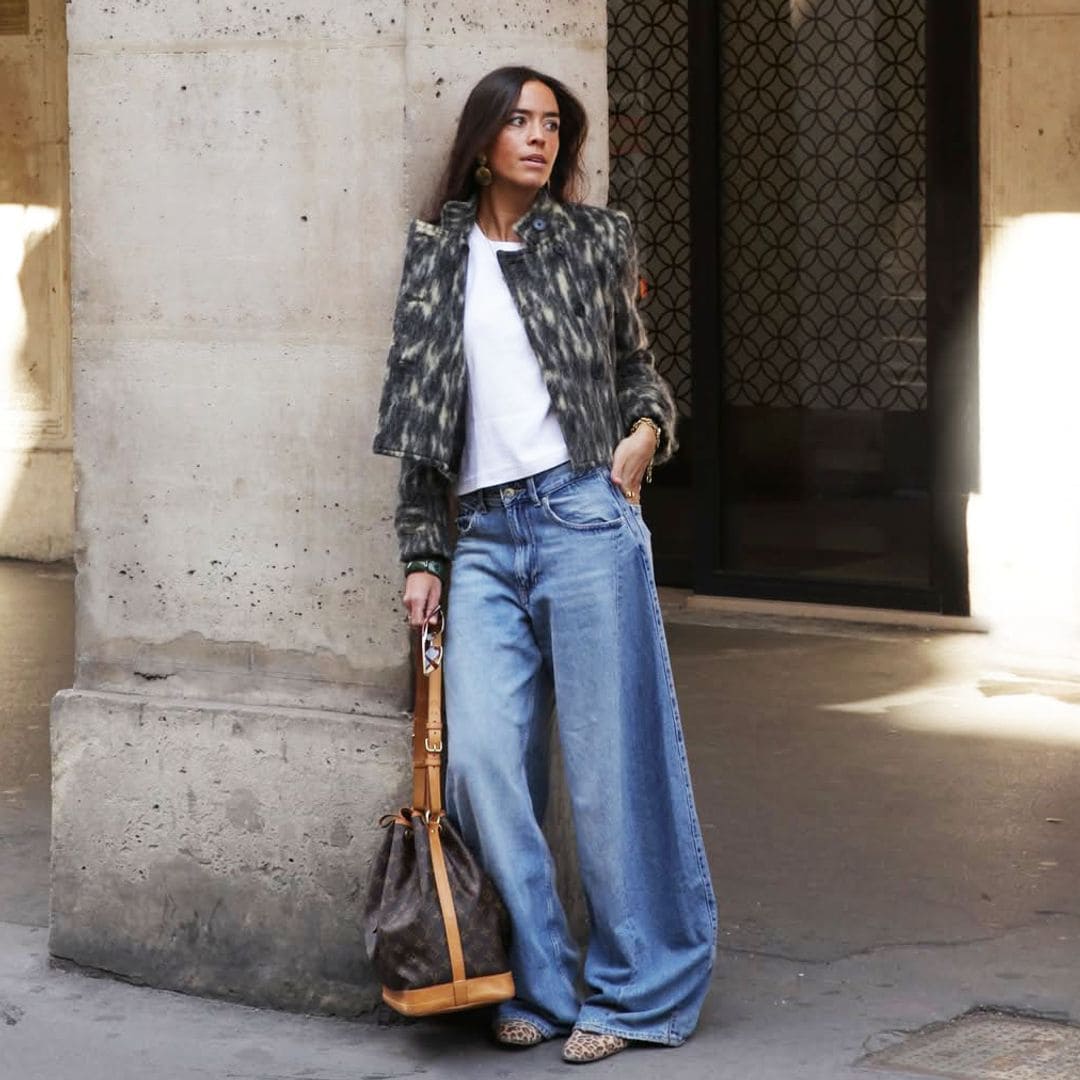 Si quieres que los vaqueros anchos te estilicen, y mucho, copia estos trucos de María Alcalde